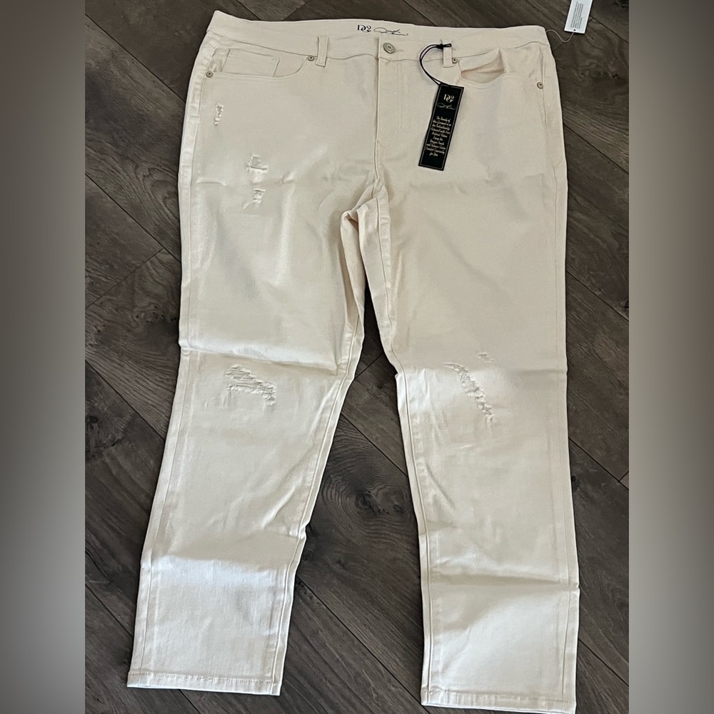 DG2 Any 3/$24 w/$4.99 shipping NWTS DIANE GILMAN Cream Distressed Jeans #4156